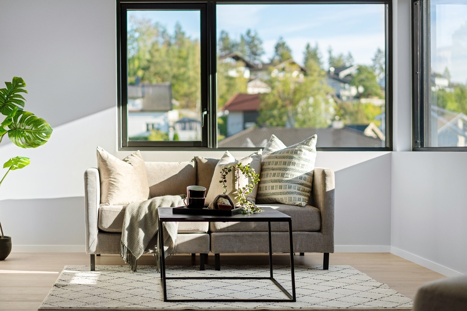 Sorte vindusinnramminger fremhever utsikten ekstra. Galleribilde