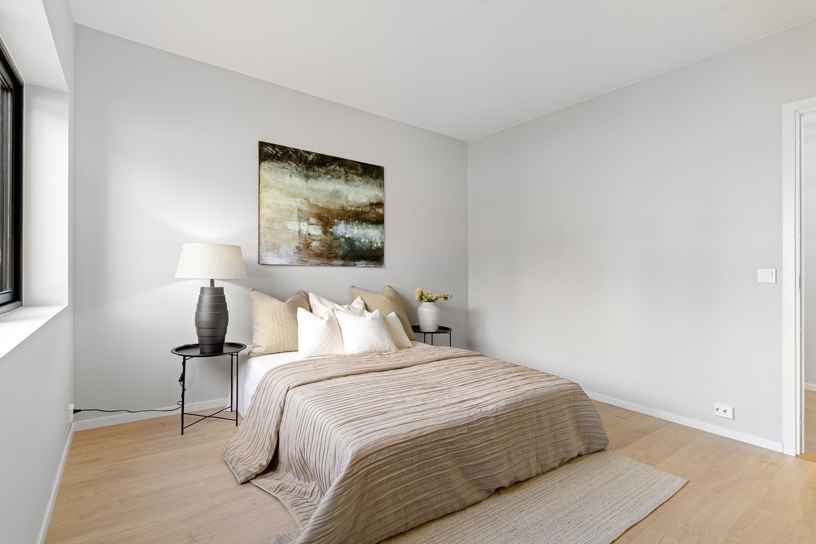 Med 4 soverom totalt, blir bruksmulighetene mange. Godt egnet, spesielt for barnefamilier - enten med 3 soverom og dedikert kontor - eller 4 dedikerte soverom om man ønsker seg det. Galleribilde