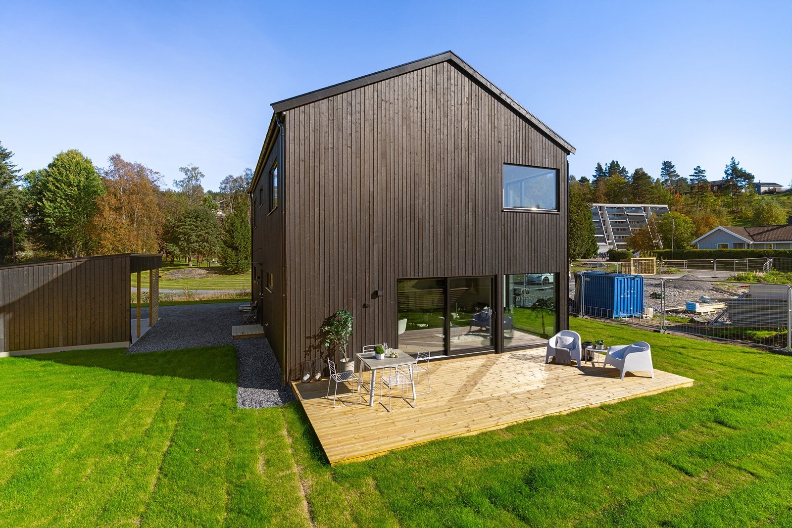 Eiendommen ligger som den innerste eiendommen i en privat og nyetablert stikkvei. Galleribilde