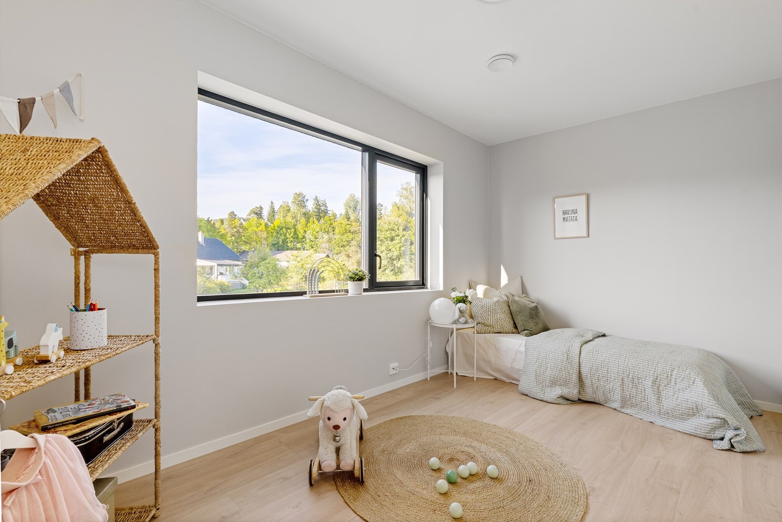 Soverom 4 av 4 - også med god størrelse og store vindusflater. Galleribilde