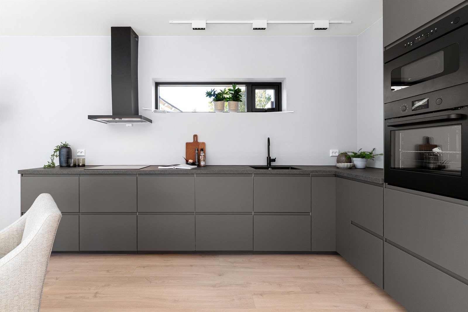 Kjøkkenet er godt utstyrt med god benkeplass, rikelig med skuffoppbevaring, og integrerte hvitevarer. Galleribilde