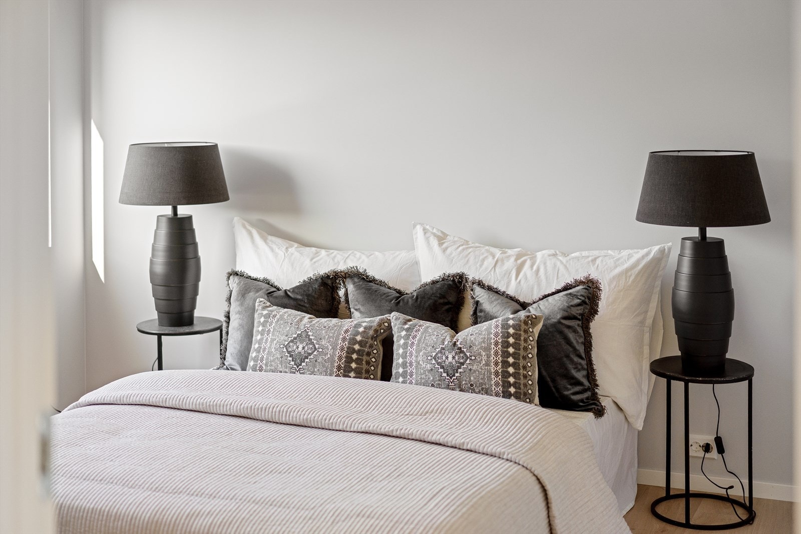 God plass til både sengeløsning, kontorpult og garderobe. Galleribilde