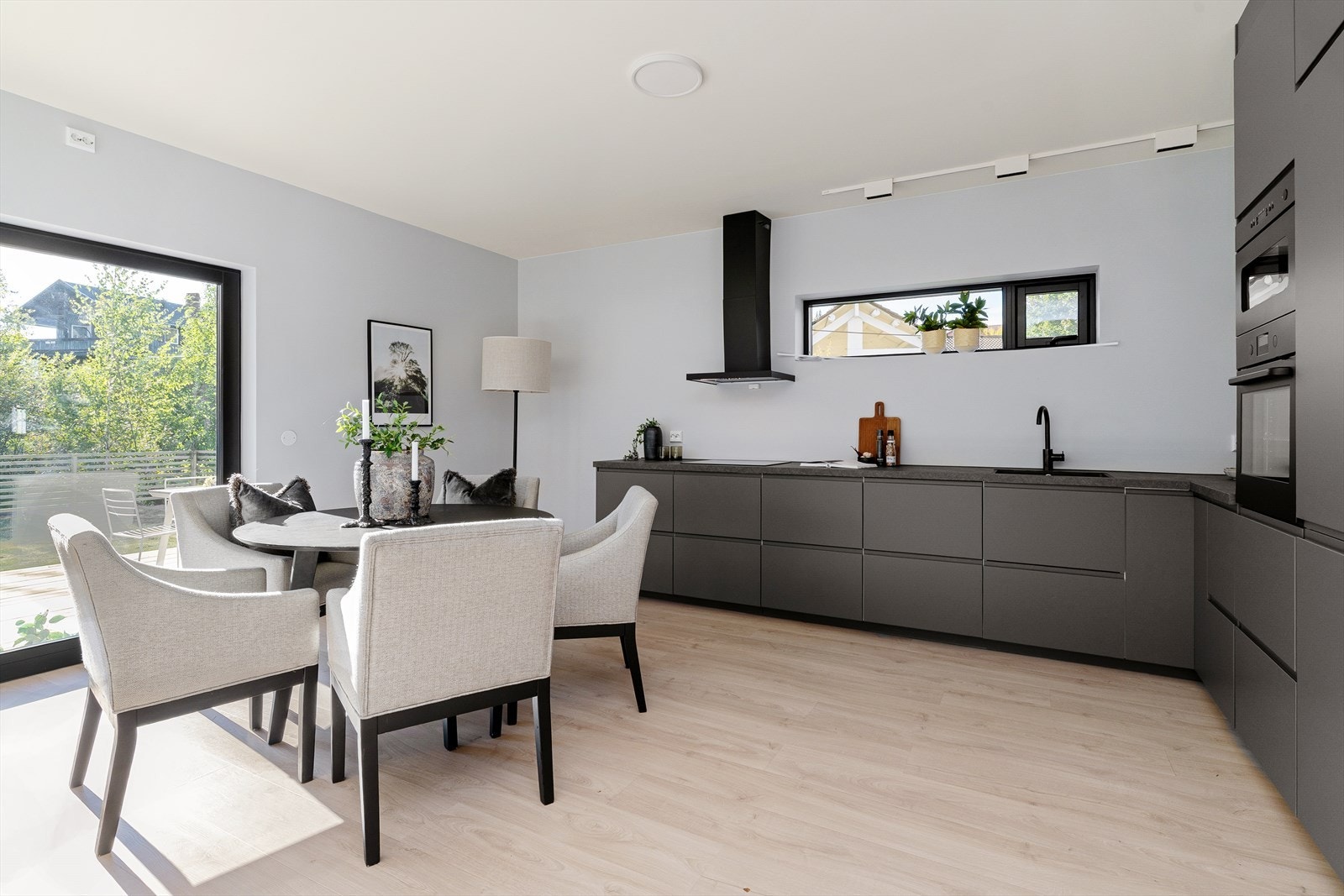 Stue og kjøkken har åpen løsning, med rom for en koselig spisestue. Galleribilde