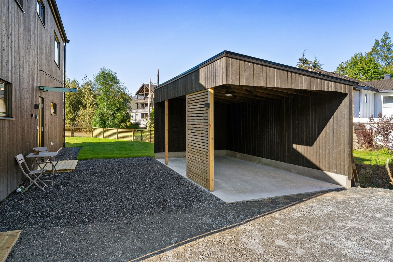 Carporten har også elbillader ferdig montert på veggen. Umiddelbar tilkomst til inngangsdøra og hagen. Galleribilde