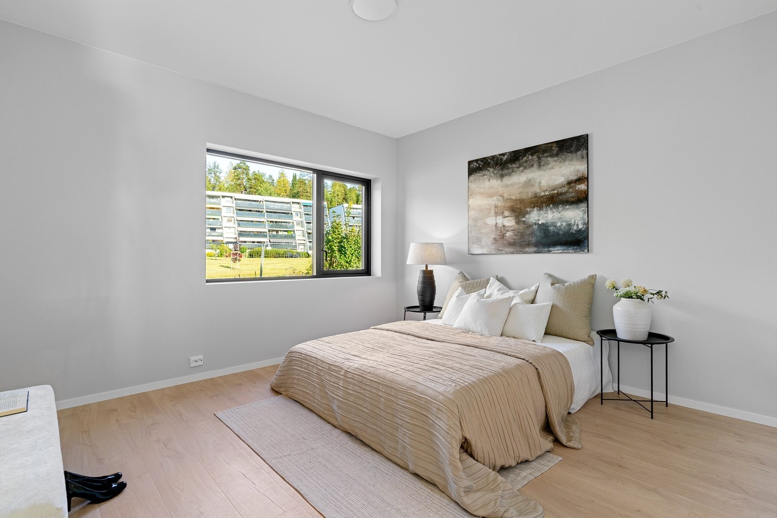 Hovedsoverommet ligger i første etasje. Lekre overflater med slette vegger, listefritt mot himling og et slitesterkt 1-stavs laminatgulv. Galleribilde