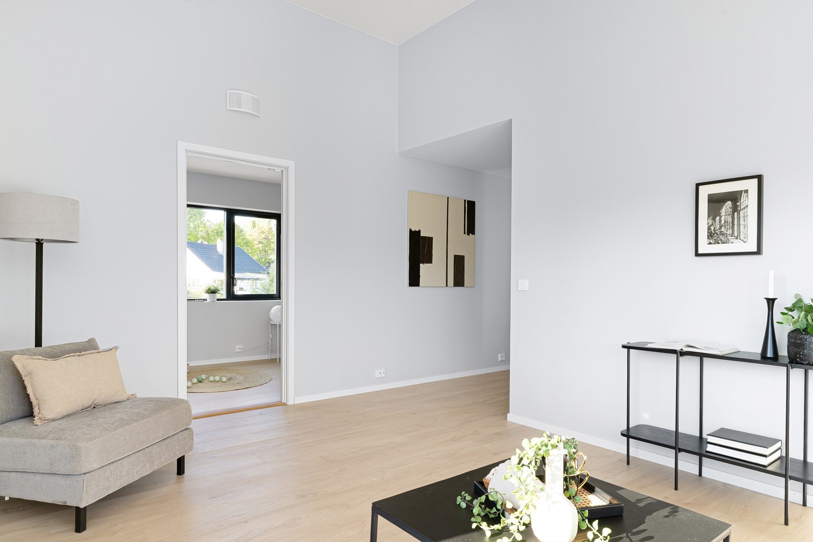 Den luftige takhøyden setter et eget særpreg til rommet. God boltreplass for store og små. Galleribilde