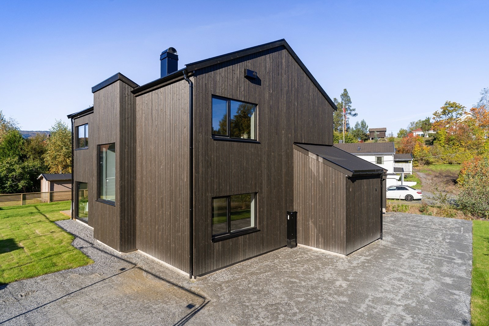 Huset er bygget etter moderne standarder og holder god varme- og isolasjonsevne med Energikarakter B - som muliggjør at man kan få det fordelaktige låneproduktet ''grønt boliglån'' med lavere rente. Galleribilde