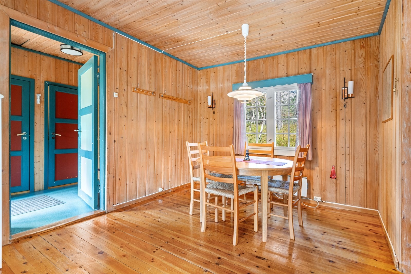 I deler av stuen er det en hyggelig spiseplass, hvor familie og venner kan samles. Galleribilde