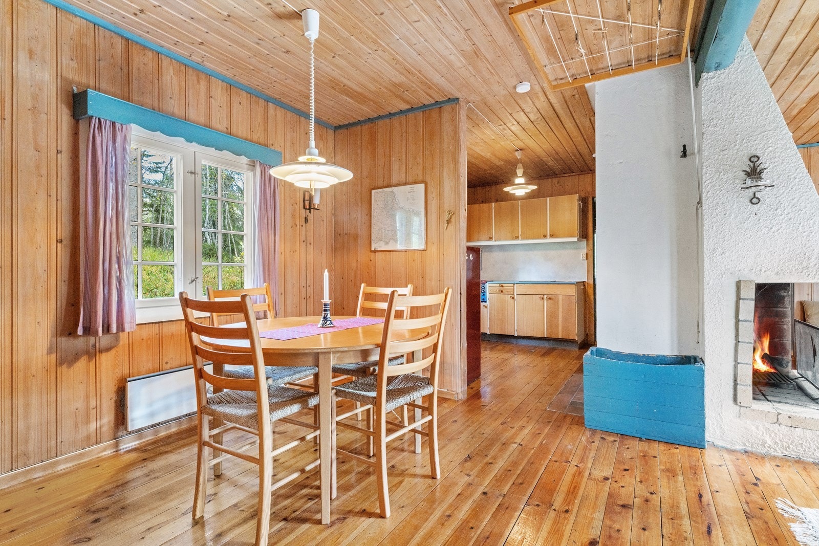 Spisestuen ligger praktisk til med nærhet til kjøkkenet. Galleribilde