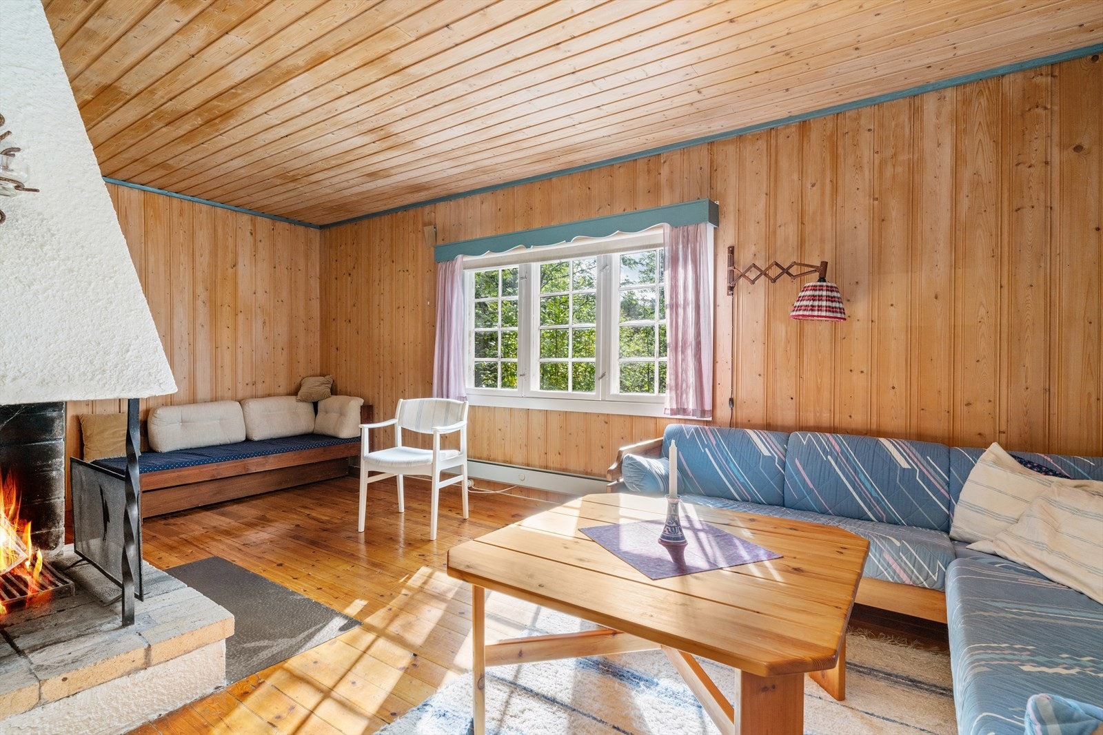 Stua er romslig med gode møbleringsmuligheter. Galleribilde