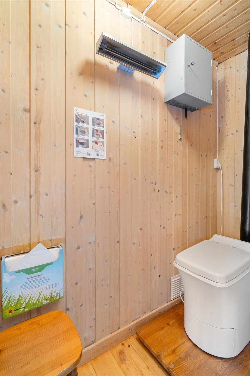 Toalettrommet er utstyrt med Cinderella forbrenningstoalett. Galleribilde