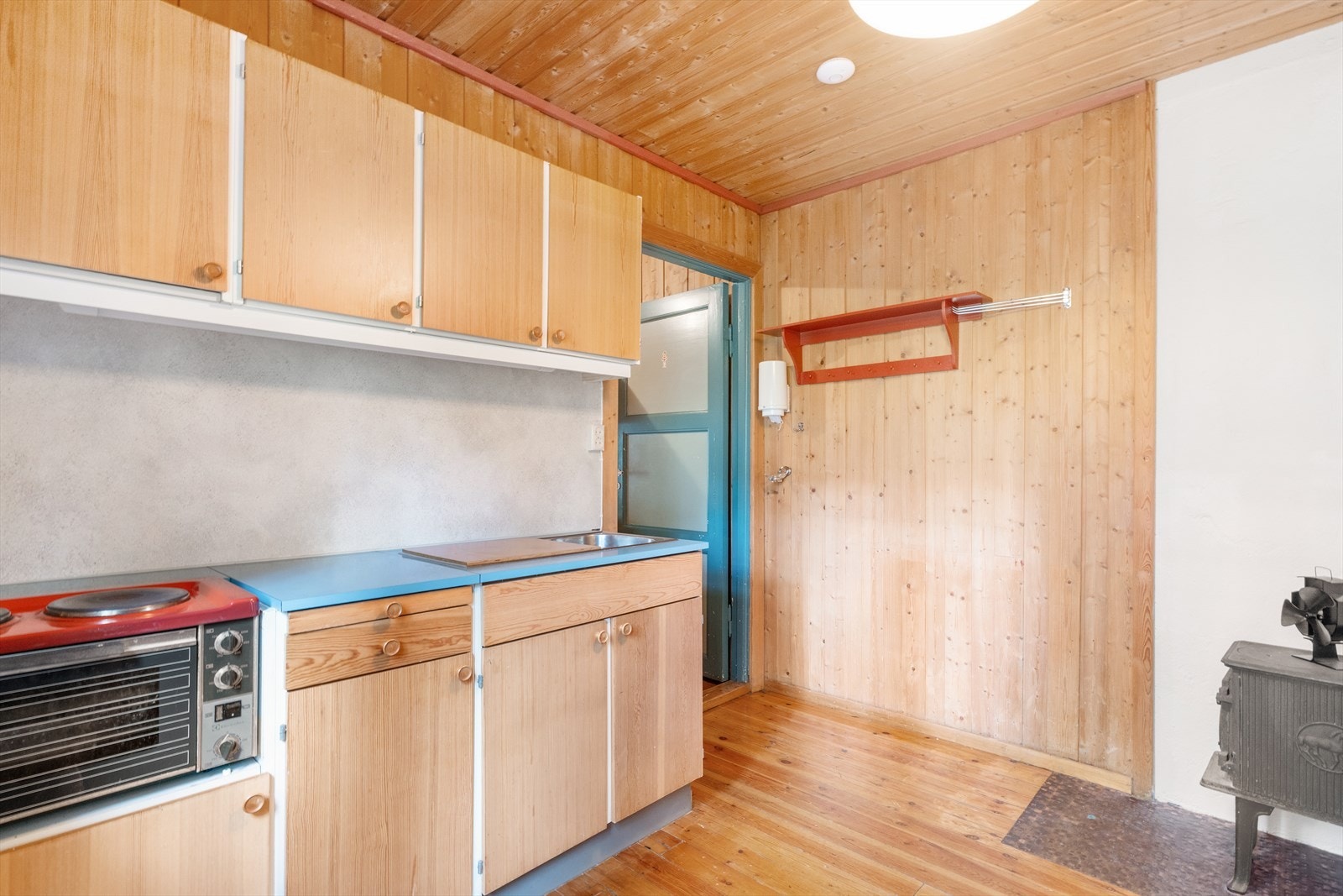 Innredningen fremstår som enkel og funksjonell, med normal bruksslitasje. Galleribilde