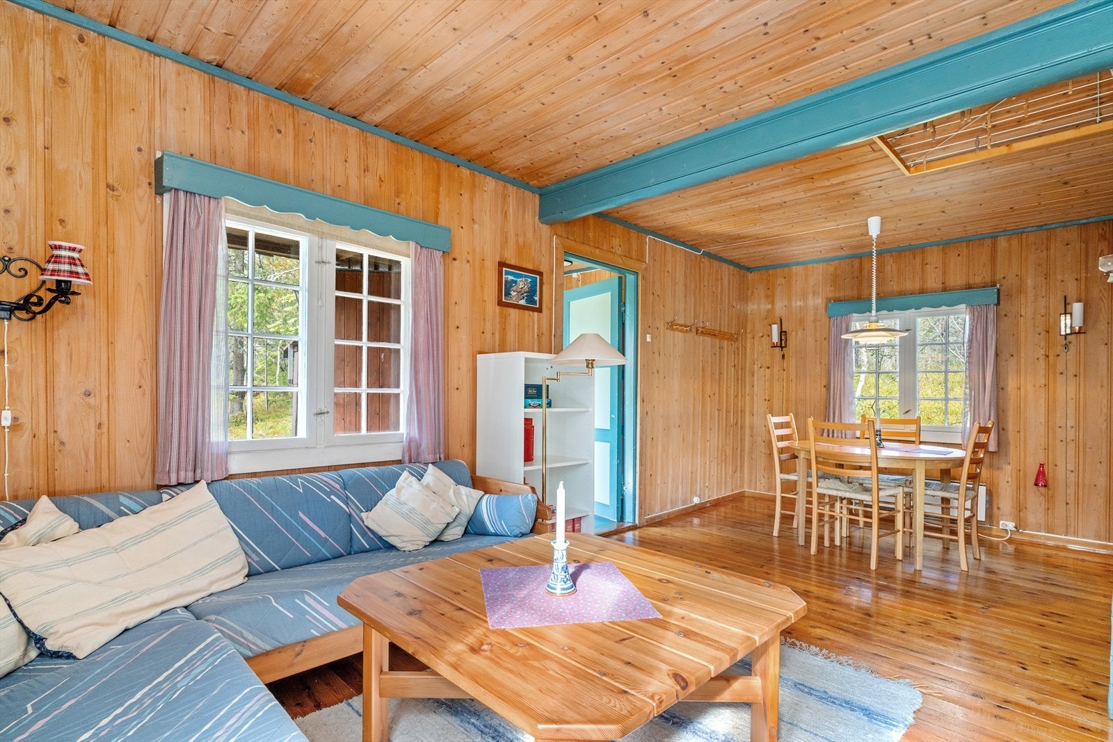 Rommet gir god plass til både sofakrok og spisegruppe. Galleribilde