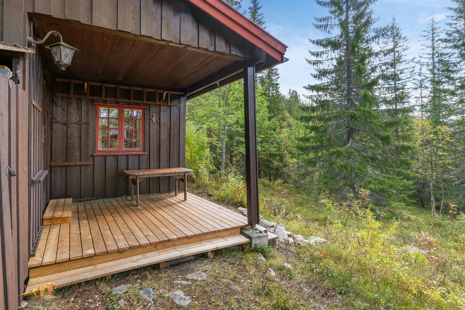 Et hyggelig overbygd inngangsparti ønsker velkommen og gir plass for en liten sittegruppe. Galleribilde