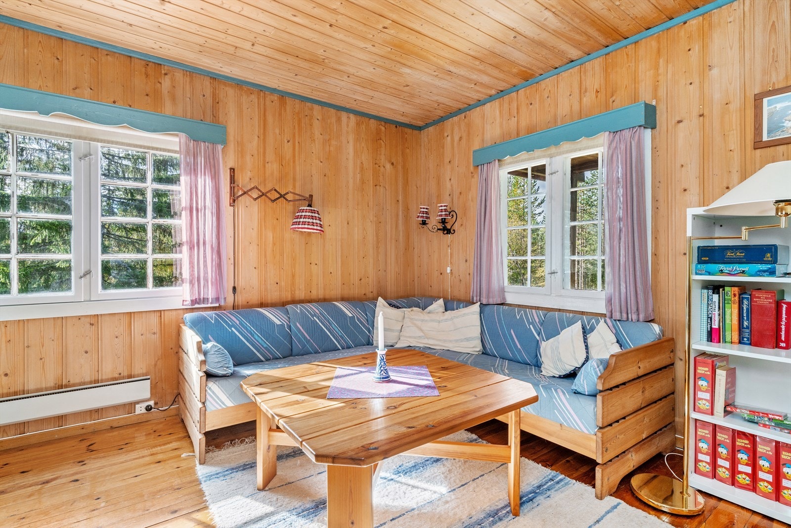 Innvendig har hytta furugulv og belegg, med trepanel på både vegger og himling - klassisk og tidløst for en fjellhytte. Galleribilde