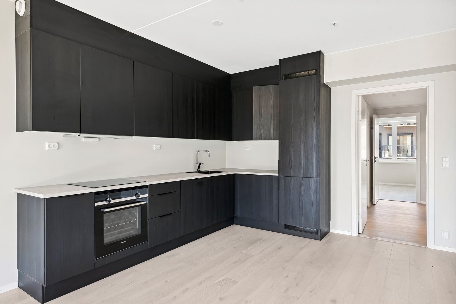 Delikat kjøkken med integrerte hvitevarer Galleribilde