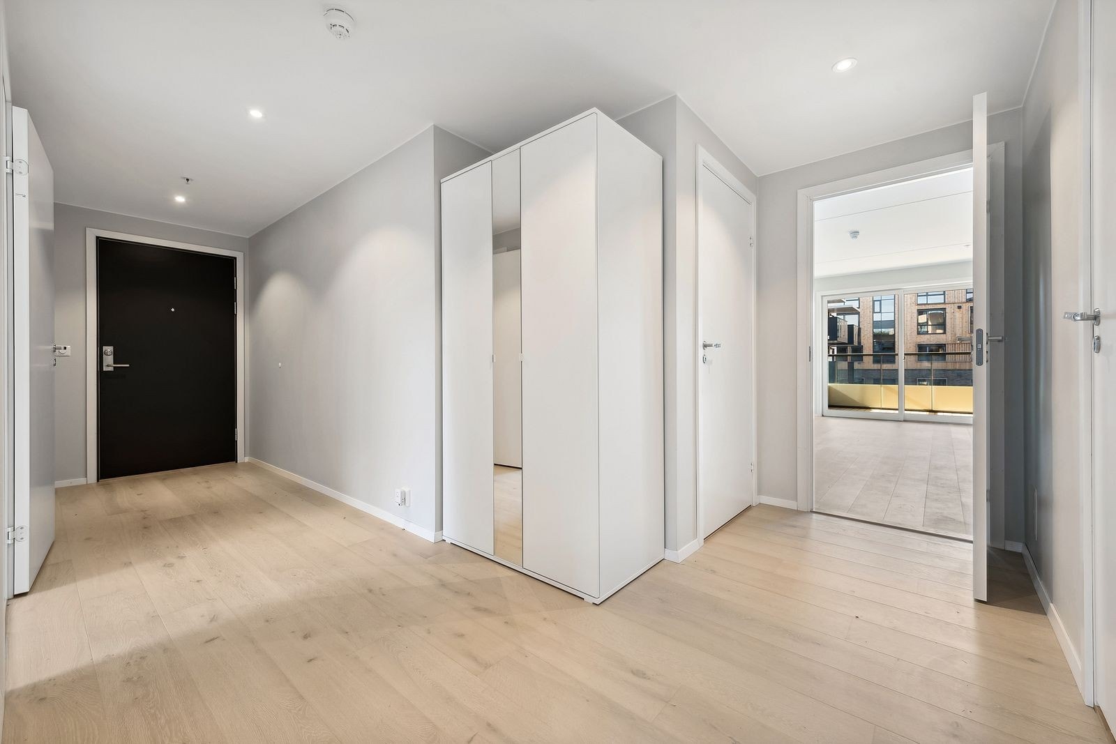 Romslig entre med skapplass Galleribilde