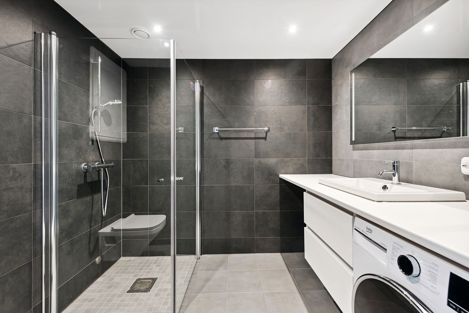 Flislagt bad med gulvvarme - vaskemaskin medfølger Galleribilde