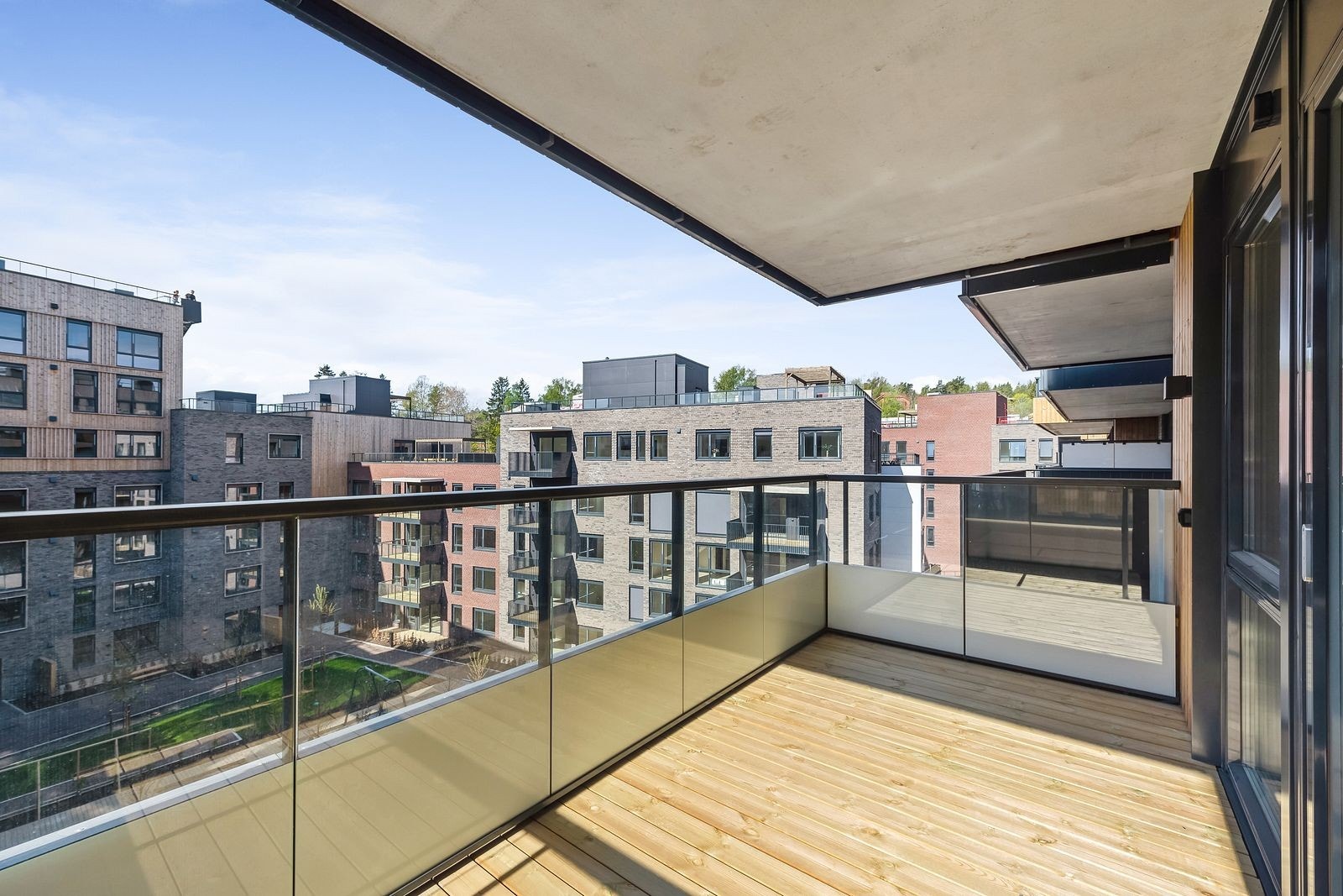 Romslig balkong Galleribilde