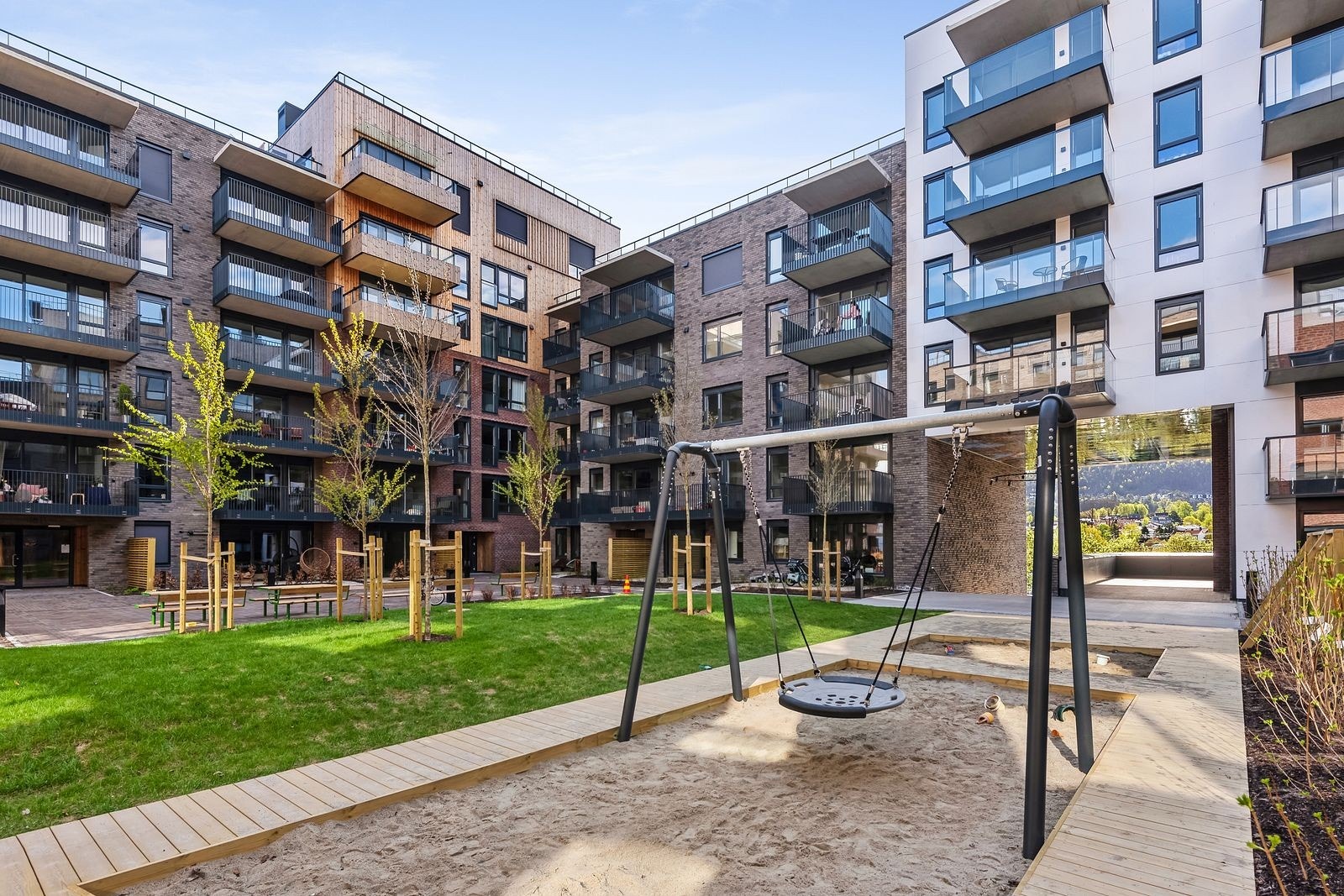 Fasade fra fint opparbeidet bakgård Galleribilde