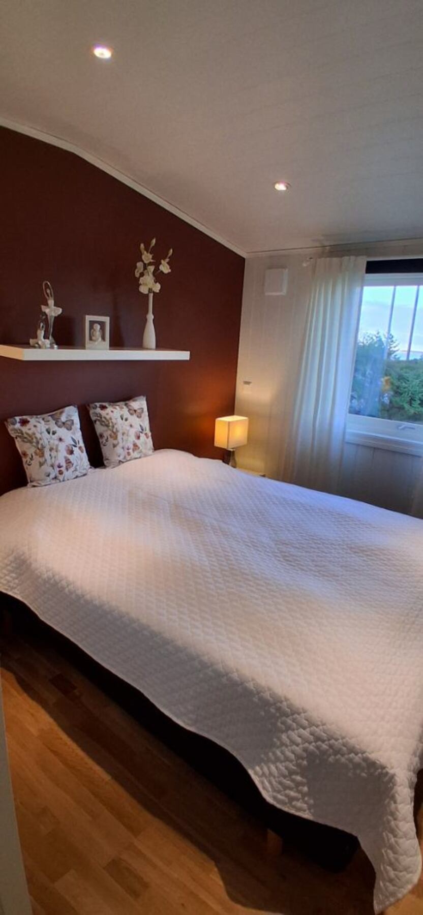 Det er tre pene soverom i eneboligen, og alle ligger samlet i en egen del av huset. Galleribilde