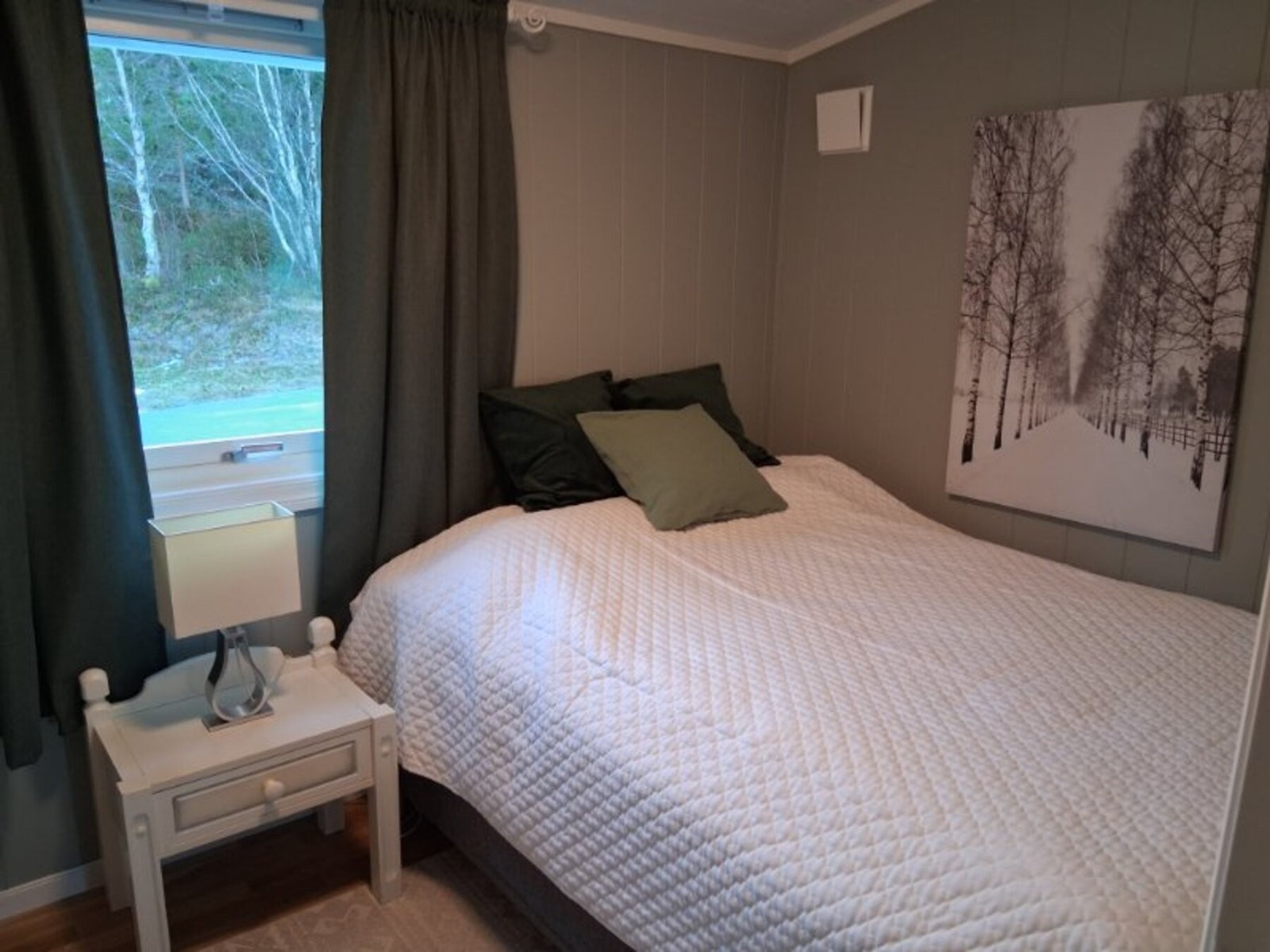 Store vinduer sørger for rikt, naturlig lysinnslipp på soverommene. Galleribilde