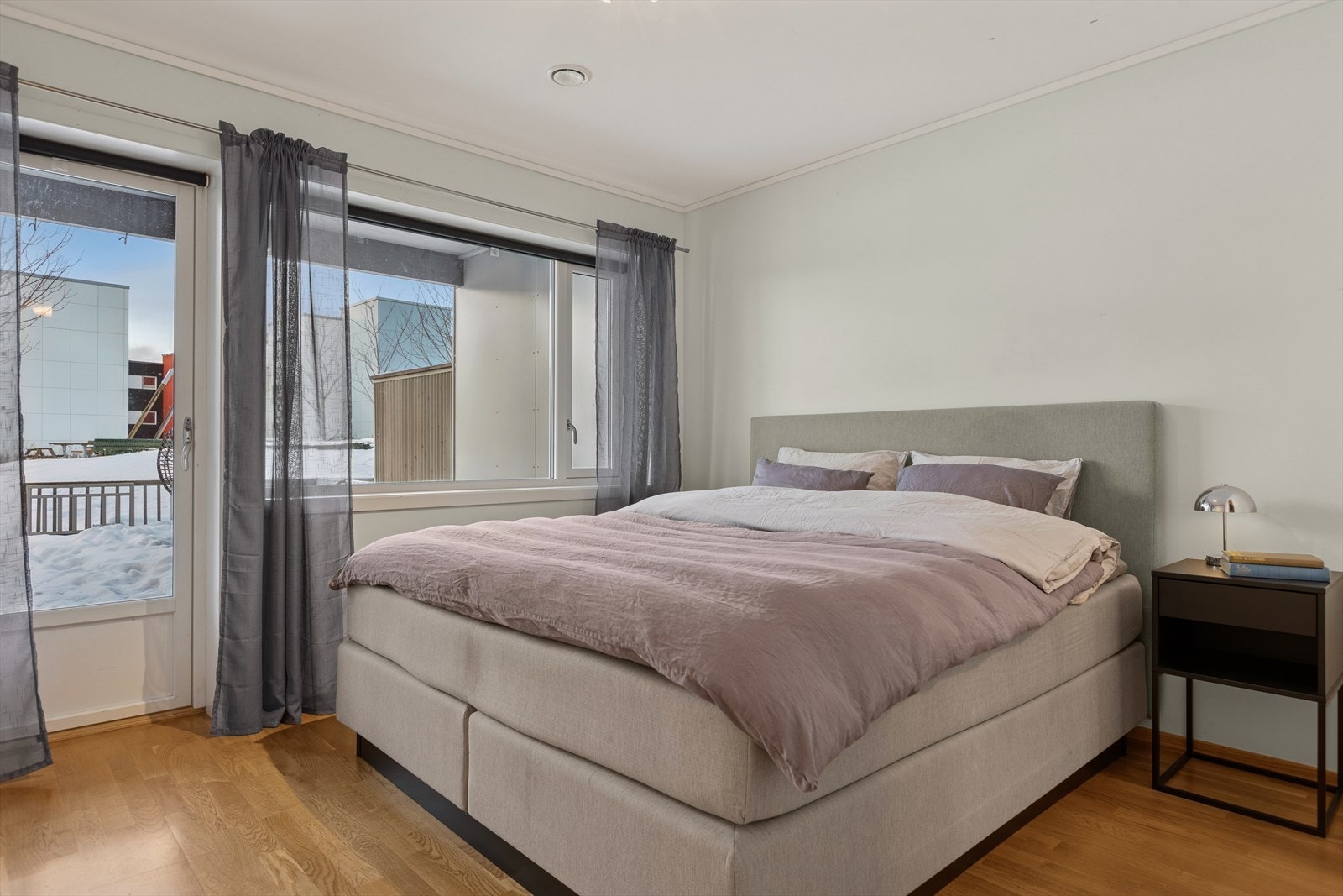 Hovedsoverommet har god plass til dobbeltseng med tilhørende nattbord. Galleribilde