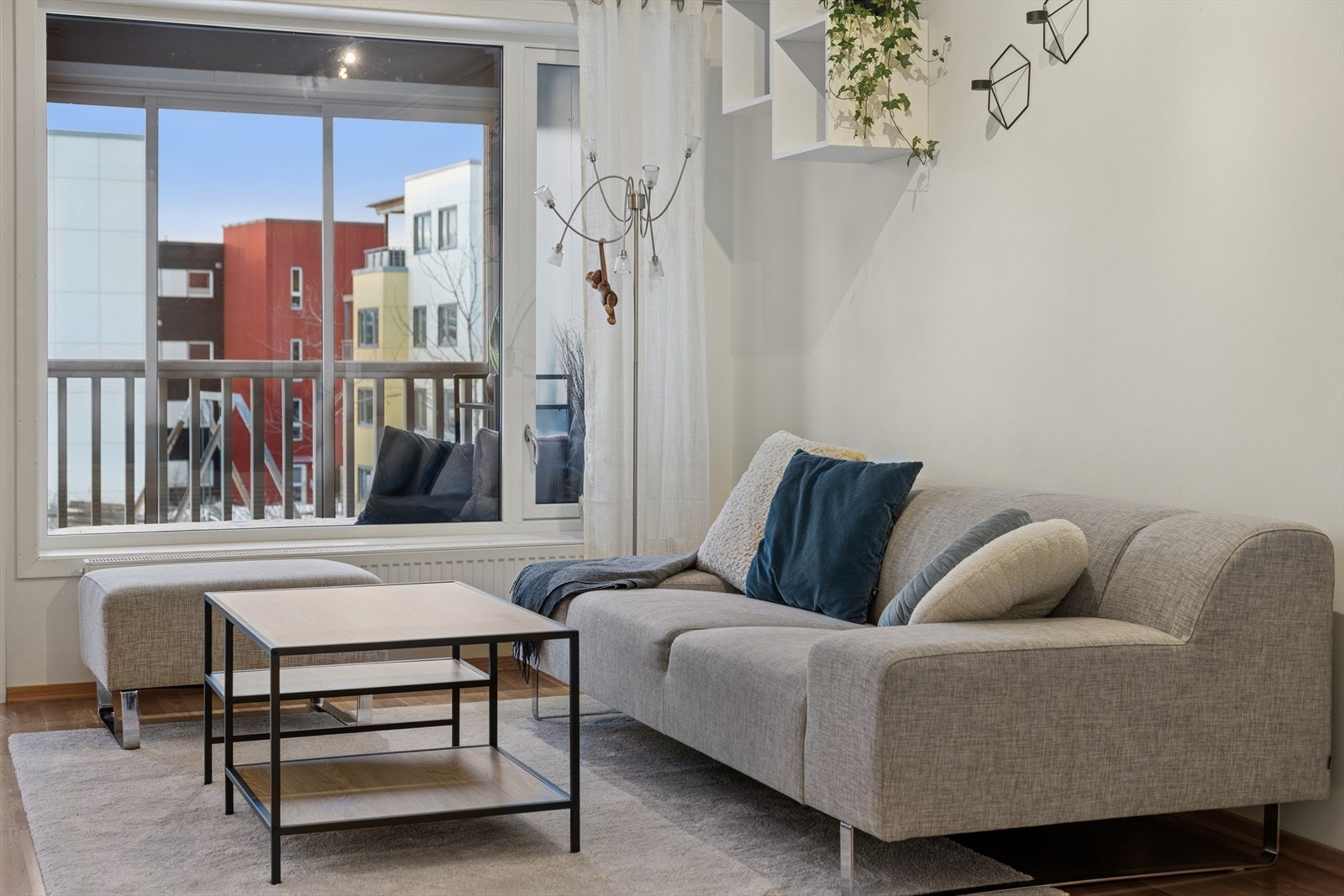 Store vinduer gir rommet naturlig lys og utsikt mot nabolaget. Galleribilde