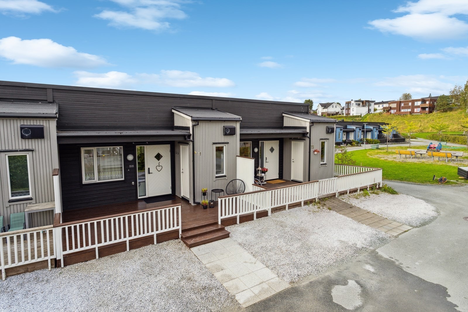 Inngangsparti med utvendig bod og terrasse på 18,5m². Galleribilde