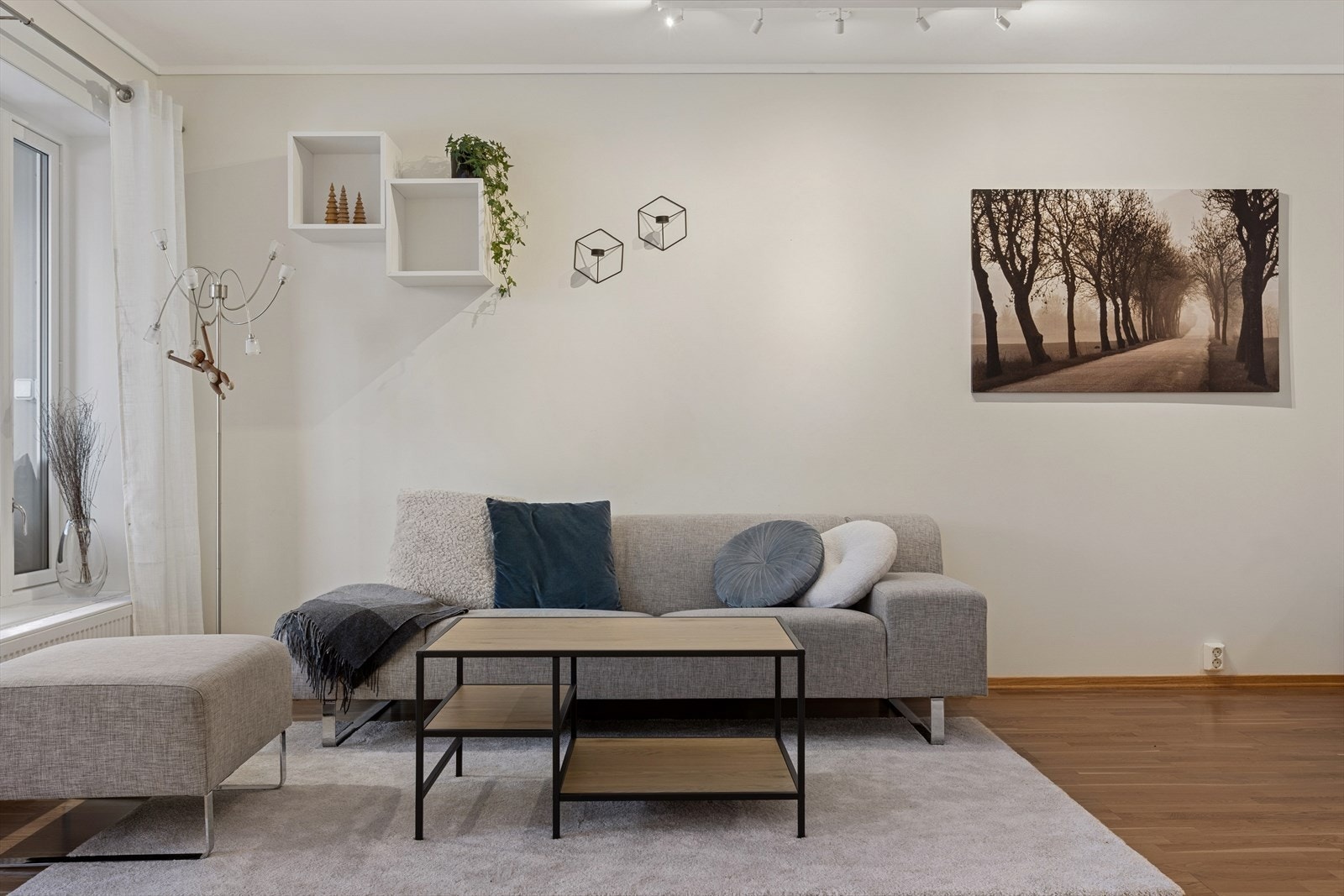 Parkettgulv og slettmalte vegger gir en tidløs stueopplevelse. Galleribilde