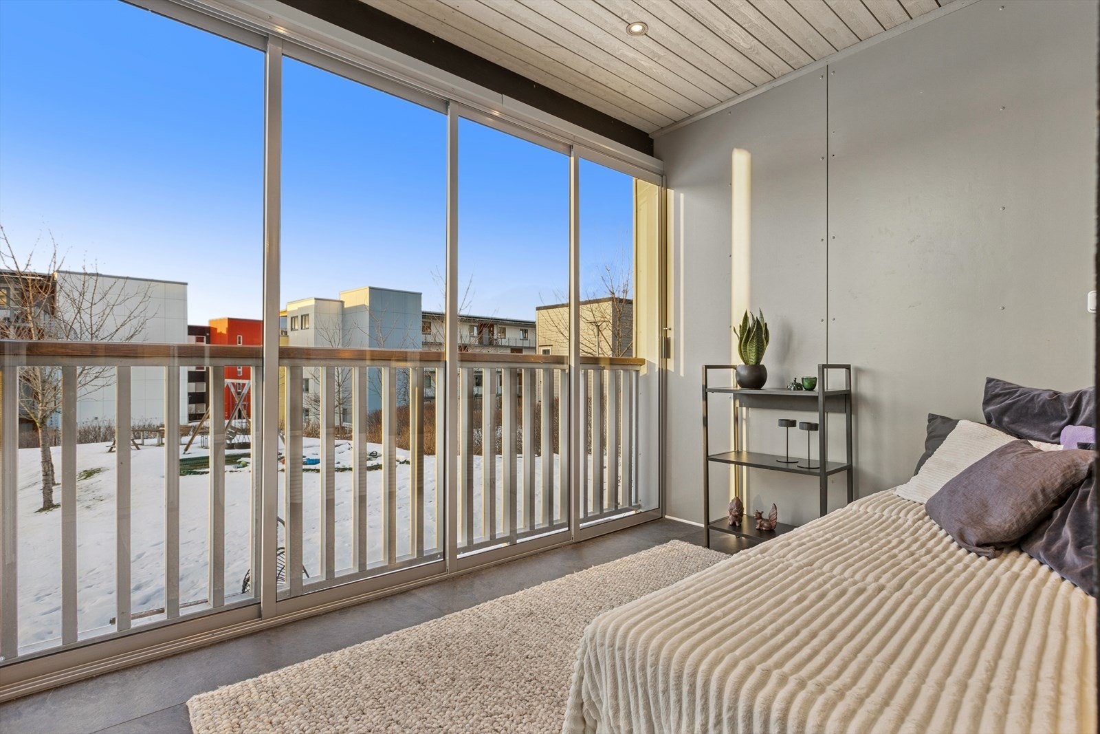 Innglasset balkong på 6,4m² gir ly for vær og vind, samtidig som den gir utsyn mot nærområdet. Galleribilde