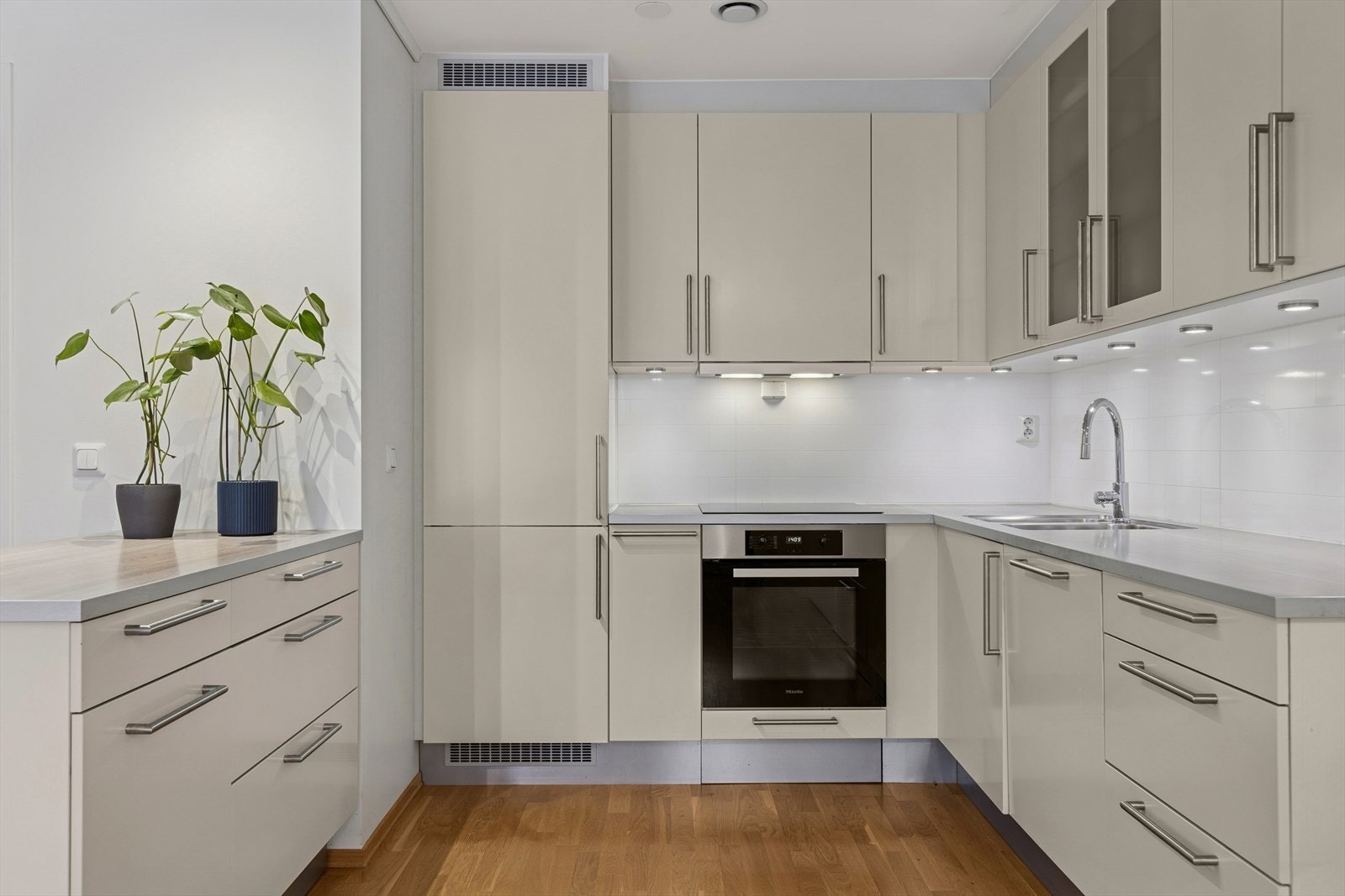 Kjøkkenet har rikelig med skap- og benkeplass. Galleribilde