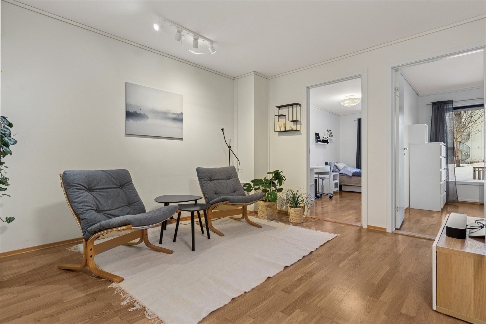 Kjellerstue med parkettgulv gir et varmt og innbydende preg. Galleribilde