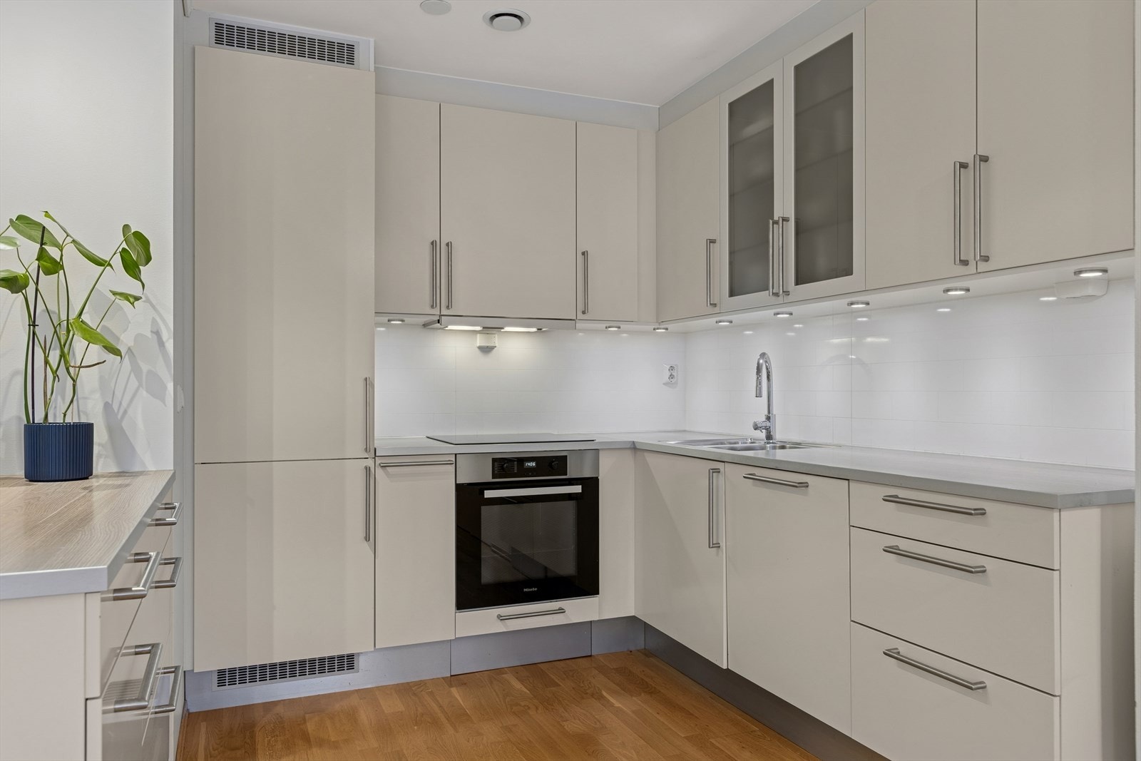 Kjøkkenet har integrert kjøleskap, oppvaskmaskin, platetopp og stekeovn. Galleribilde