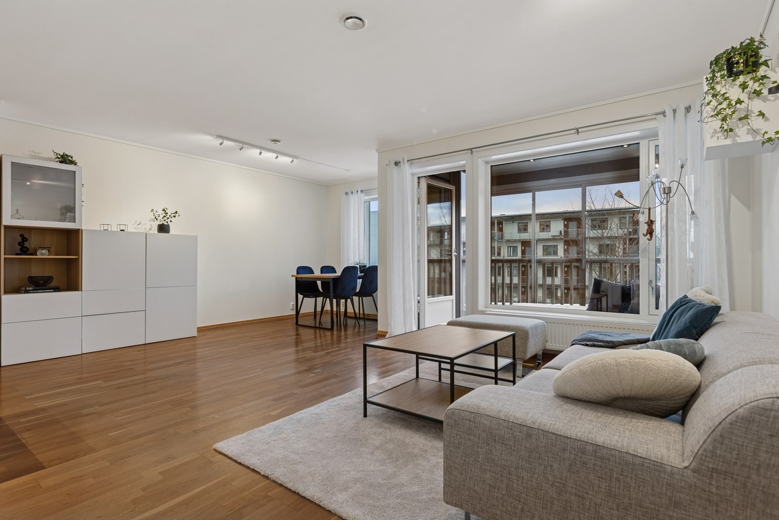 Stuens gode utforming og de tidløse fargevalgene på vegger legger et godt grunnlag for å innrede rommet etter eget ønske. Galleribilde