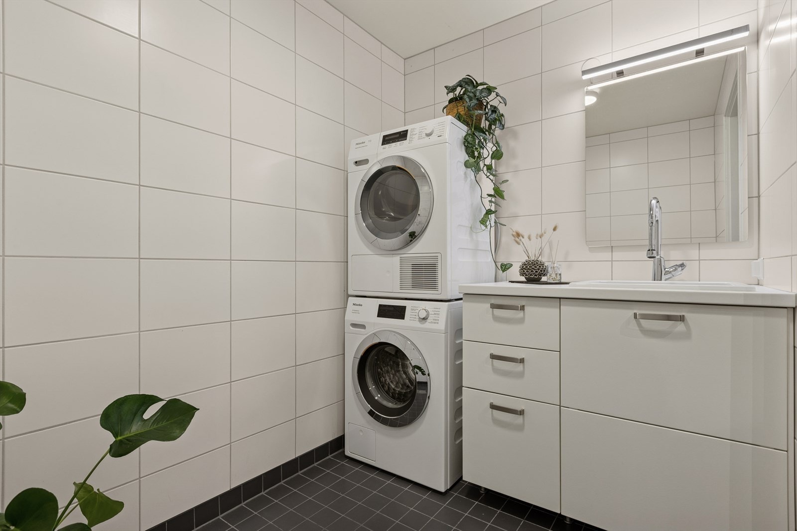 Vaskerom med flislagte overflater på vegg og gulv gir et praktisk og slitesterkt vaskerom. Mekanisk avtrekk sikrer god ventilasjon og innemiljø. Galleribilde