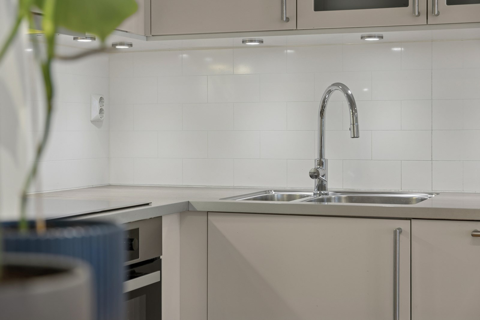 Plater på vegg over benkeplaten gir en praktisk løsning for kjøkkenarbeidet. Galleribilde