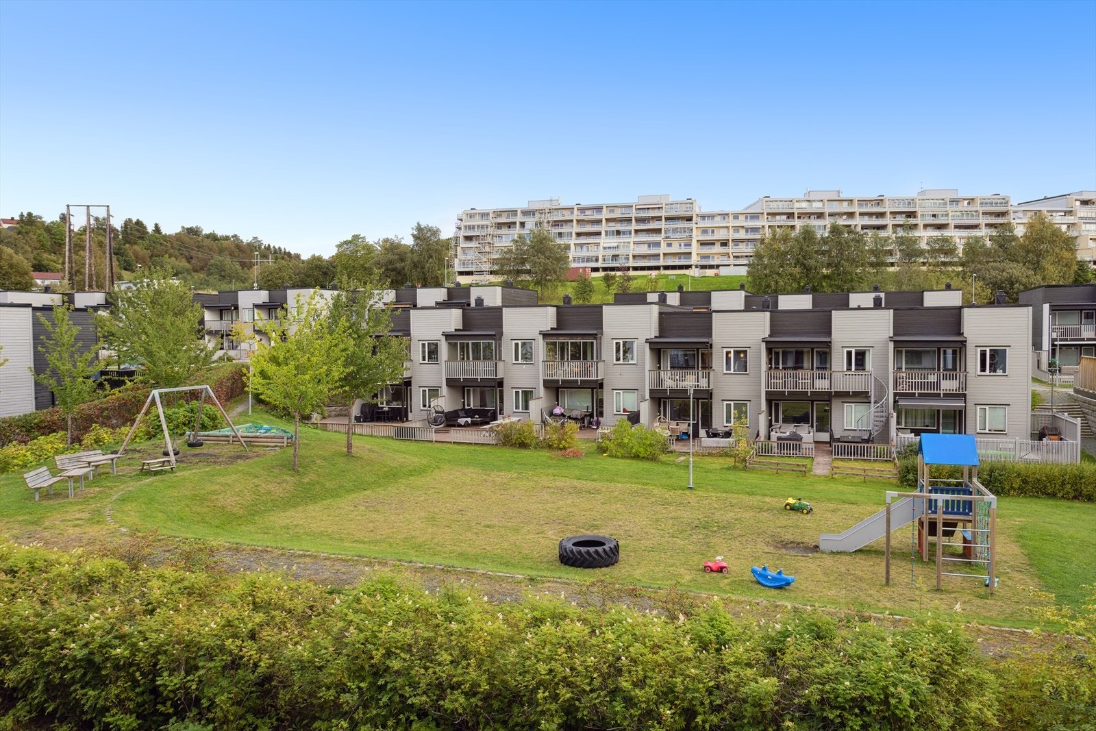 Grøntarealet med lekeplass ligger i et rolig nabolag med rekkehus og leilighetsbygg. Galleribilde