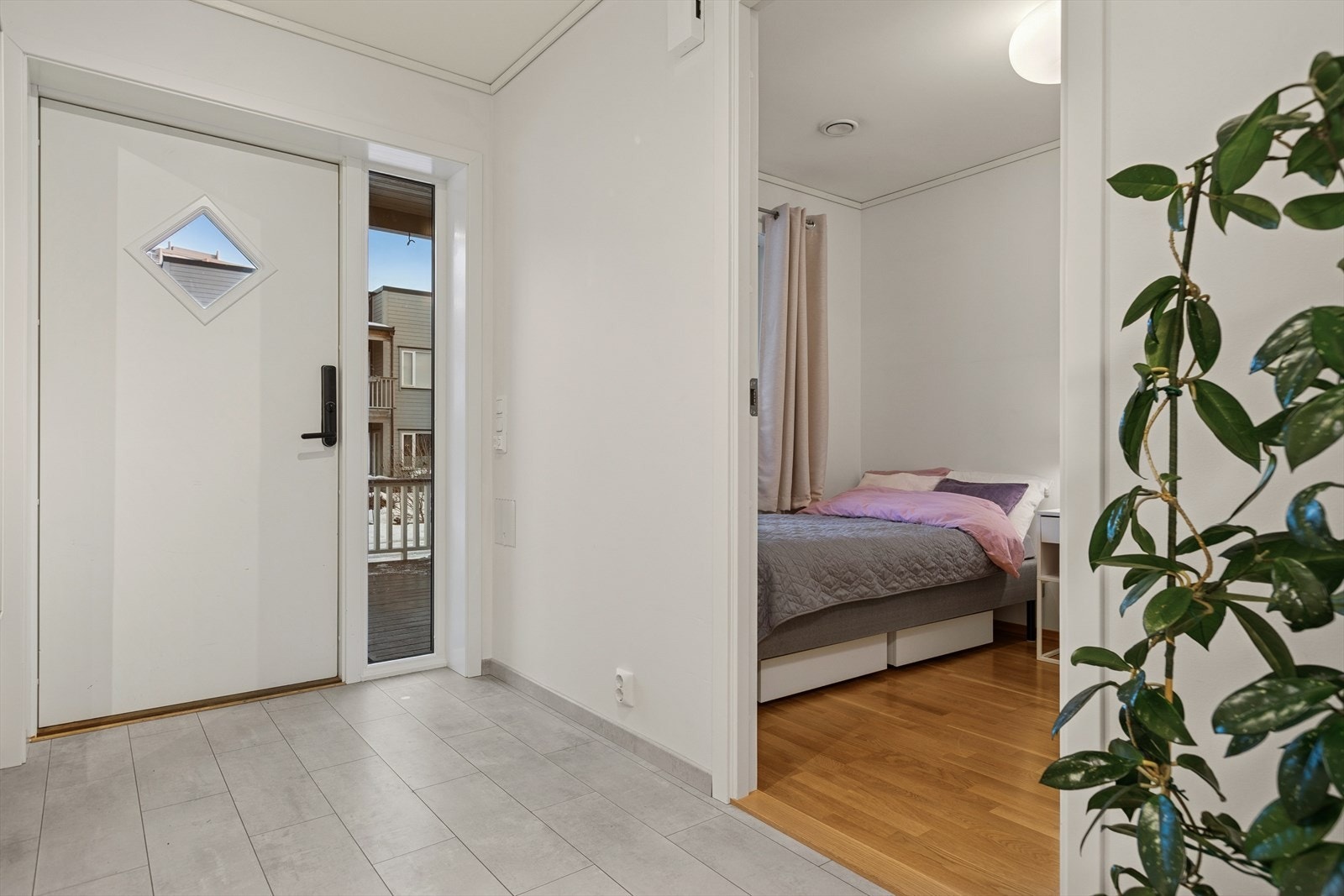 Flislagt gulv gir en praktisk og lettstelt entré. Galleribilde