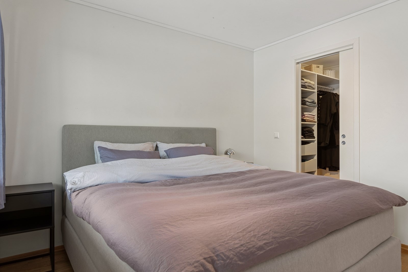 Walk-in closet gir romslig oppbevaringsmulighet i tilknytning til soverommet. Galleribilde