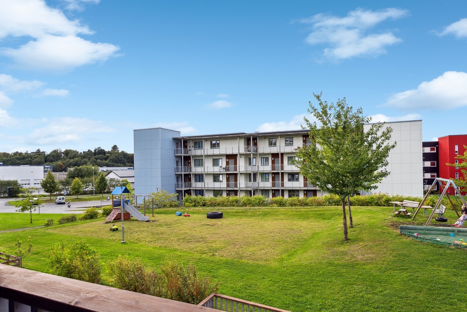 Utsyn mot grøntområde med lekeplass gir en familievennlig beliggenhet. Galleribilde