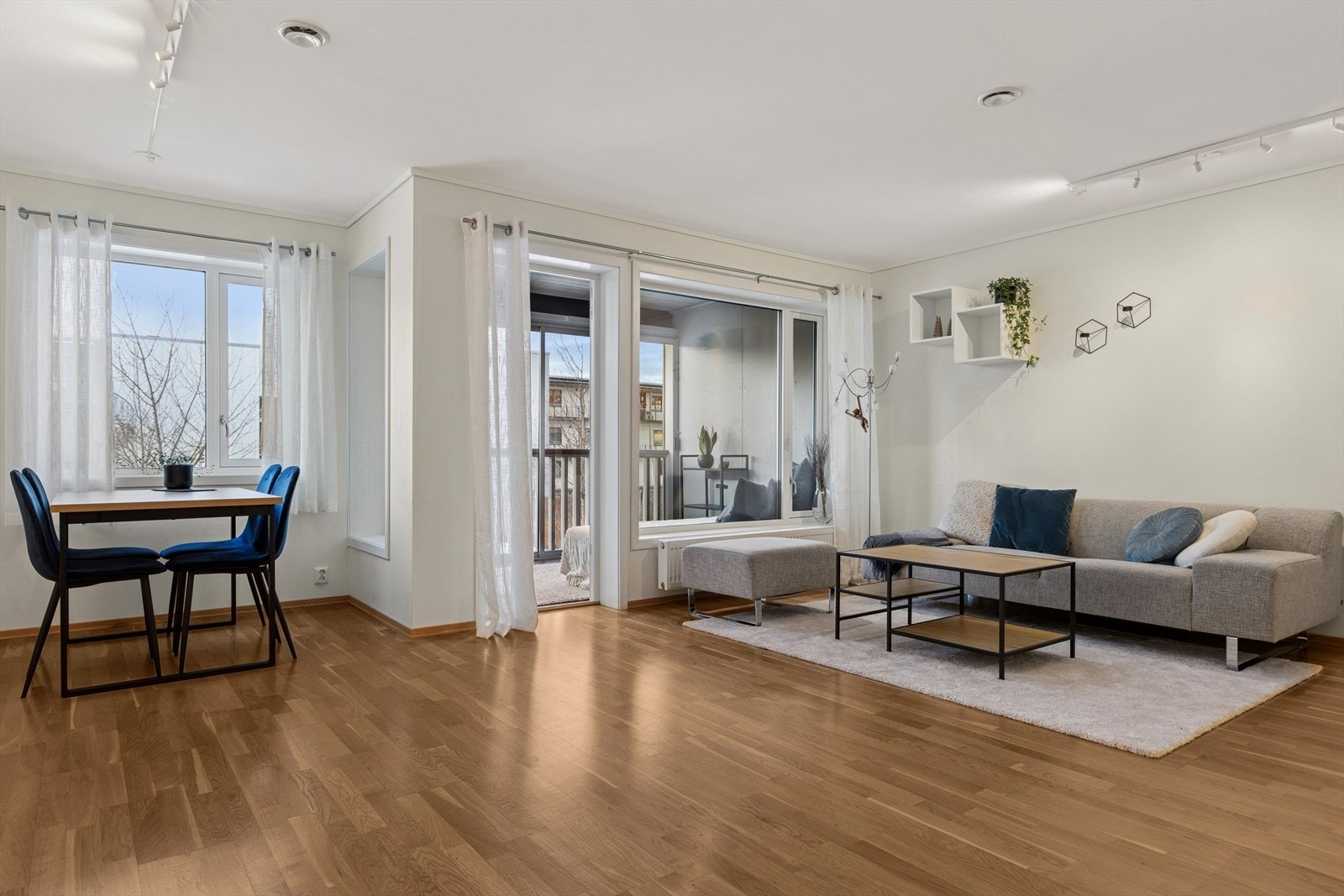 Stuen har god plass til spisebord og sofaløsning. Galleribilde