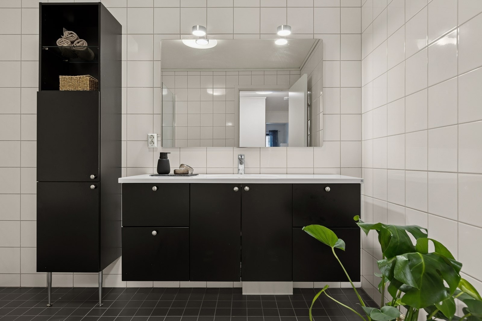 Badet er flislagt og har en behagelig gulvvarme som sikrer en lun start på dagen. Galleribilde