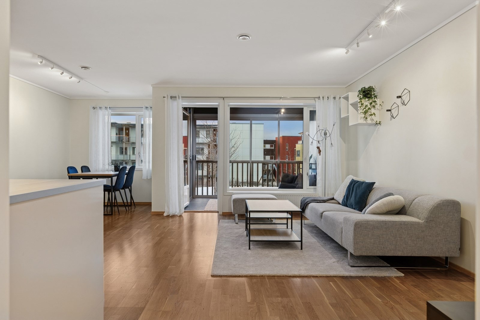 Store vindusflater gir utgang til den innglassede balkongen fra stuen. Galleribilde