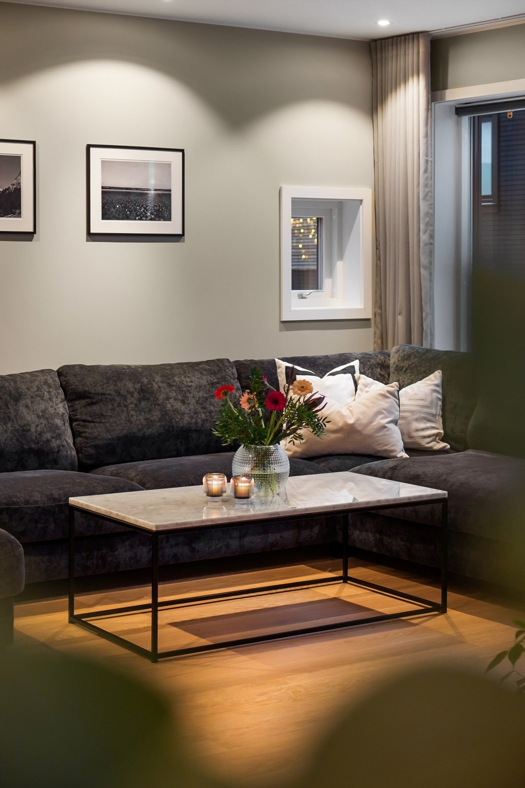 Sofakroken gir plass til avslapning og samvær i et lyst og luftig rom. Galleribilde