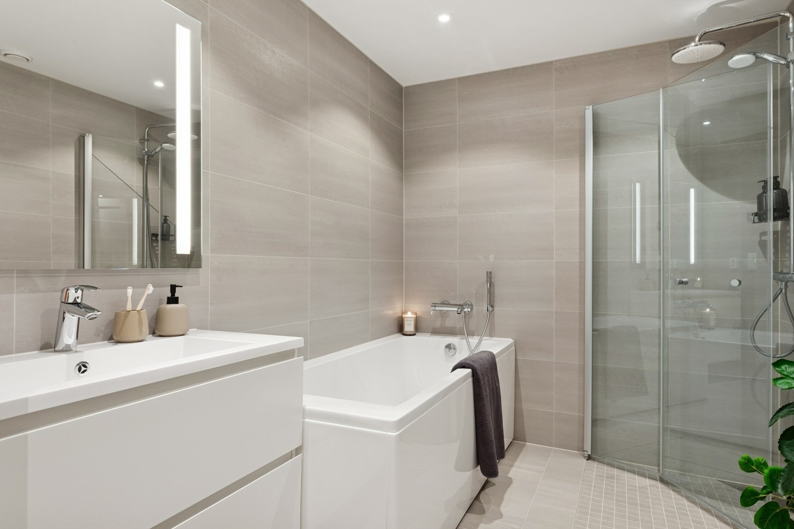 Flislagt baderom i første etasje med elektriske varmekabler i gulv og downlights i himlingen. Galleribilde