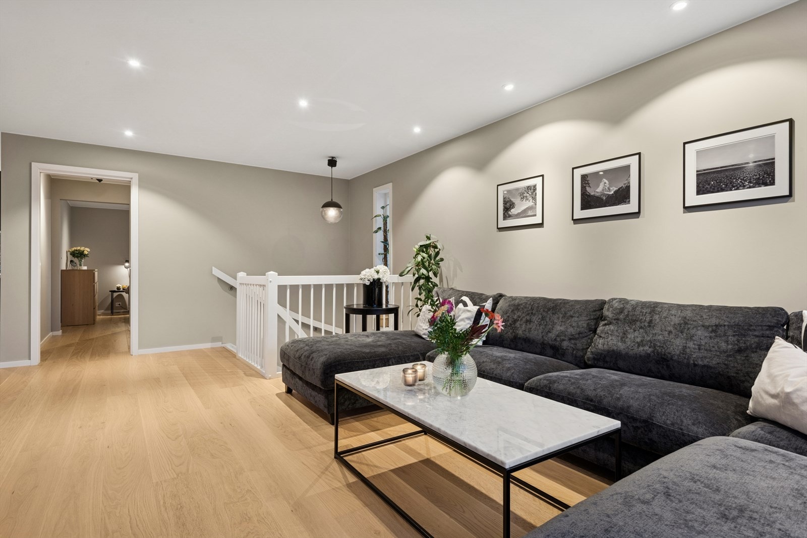 Innfelte lys i himlingen sørger for en behagelig og stemningsfull belysning på kveldstid. Galleribilde