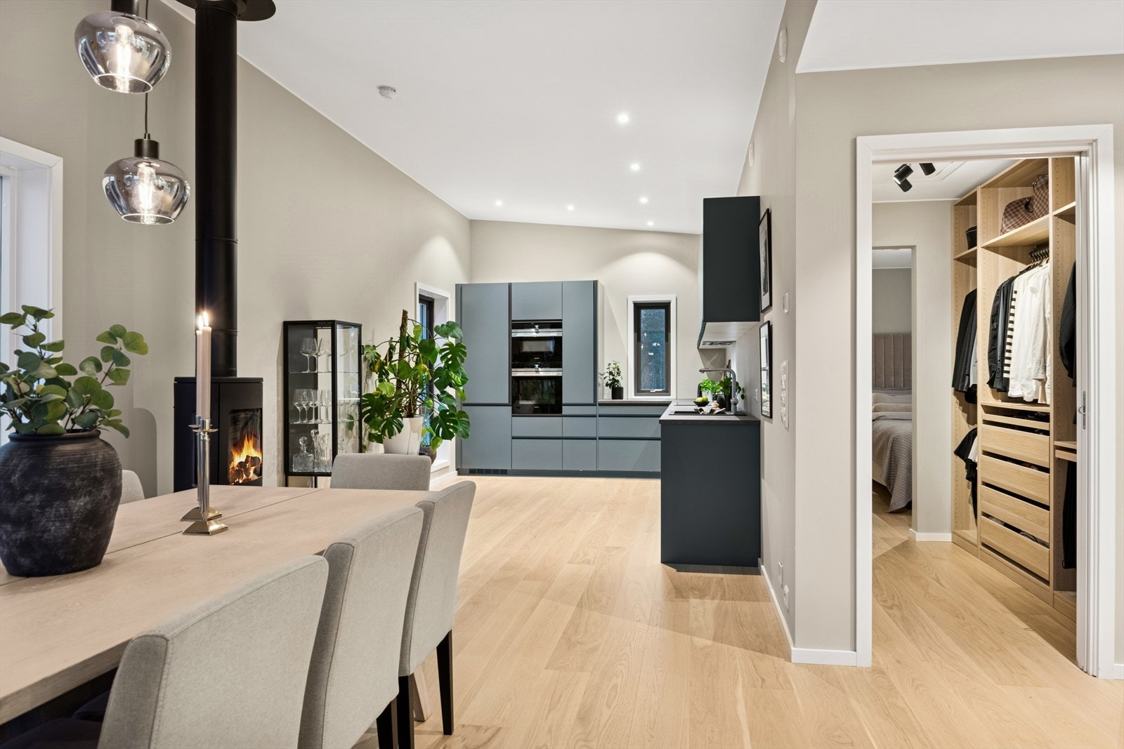 Kjøkkenet ligger i åpen og sosial løsning mot spisesonen, noe som gir en naturlig flyt mellom matlaging og måltider. Galleribilde