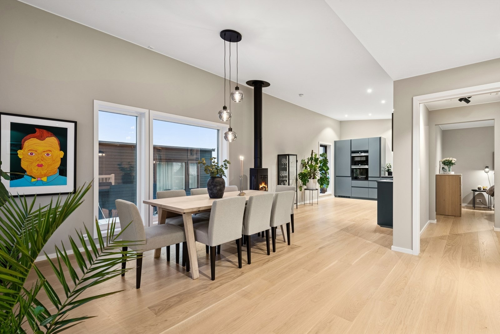 Boligen fra 2022 fremstår som svært attraktivt, med tidsriktige farge- og materialvalg på innvendige overflater. Galleribilde