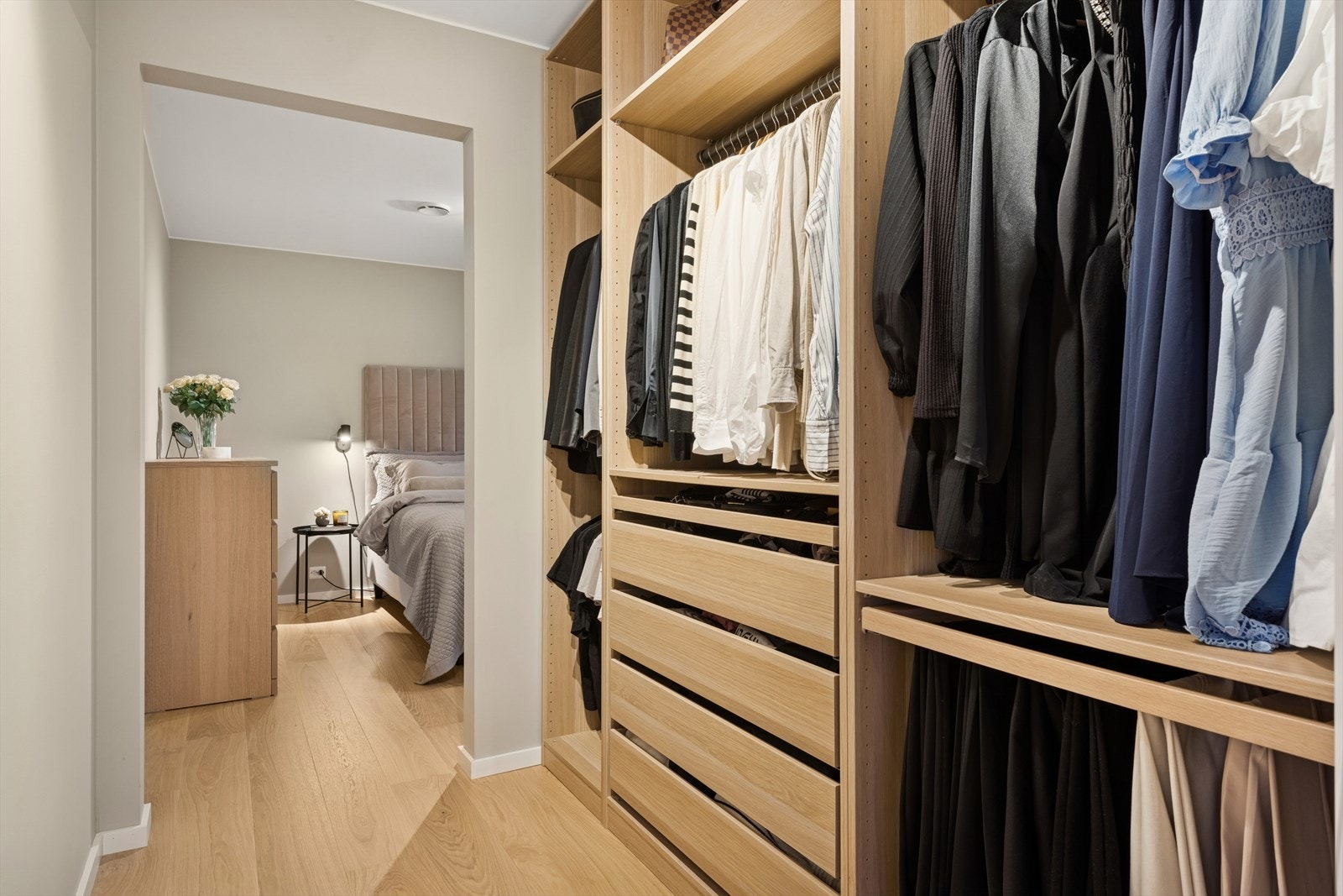 Garderobeløsningen er moderne og byr på rikelig med oppbevaring. Galleribilde